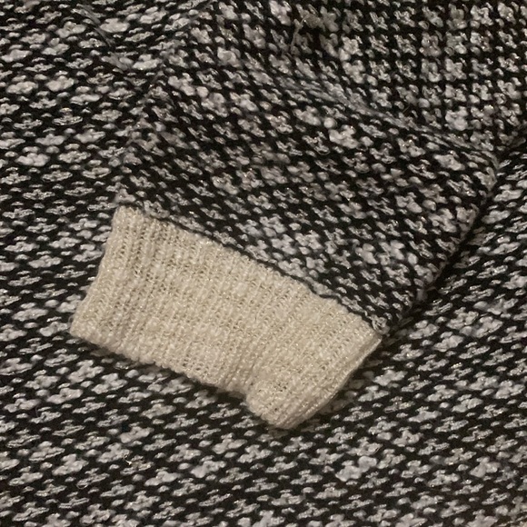 Roommates Sweater XL - Picture 7 of 7